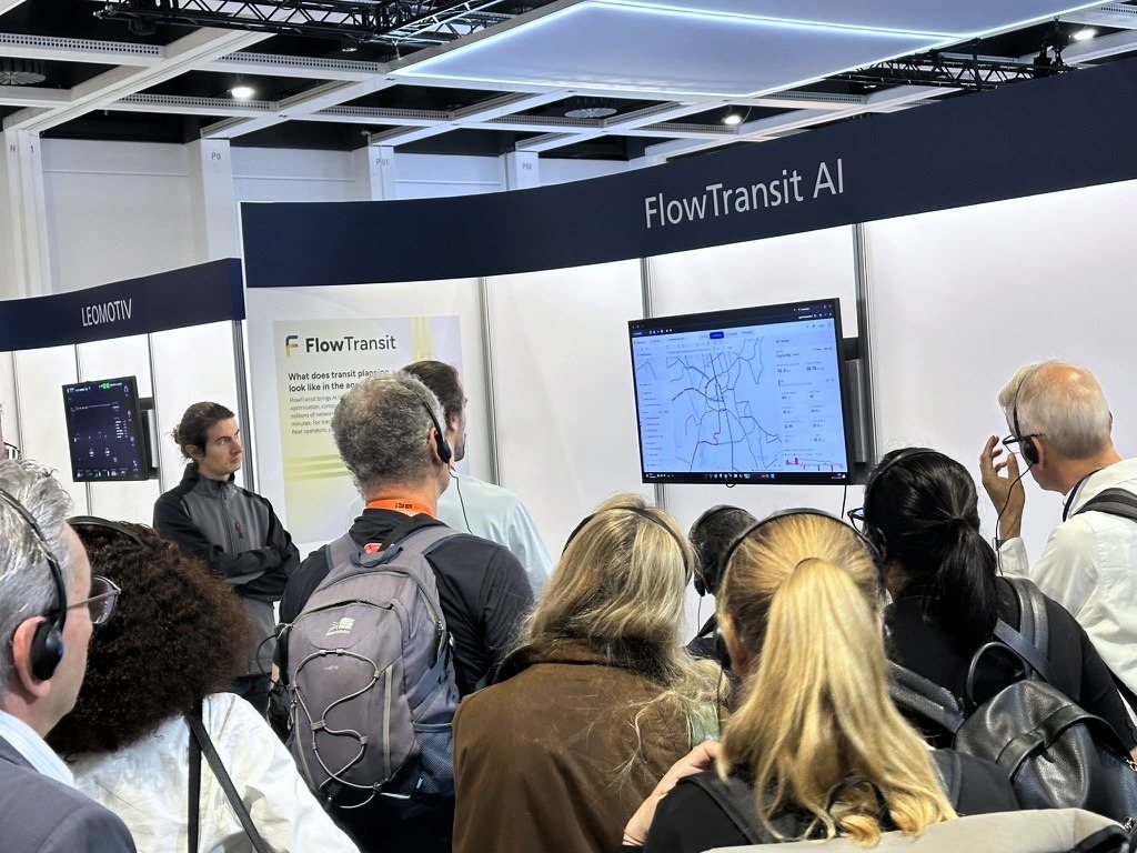 Eine Gruppe der AI Tours verfolgt die Planungssoftware auf dem Standbildschirm