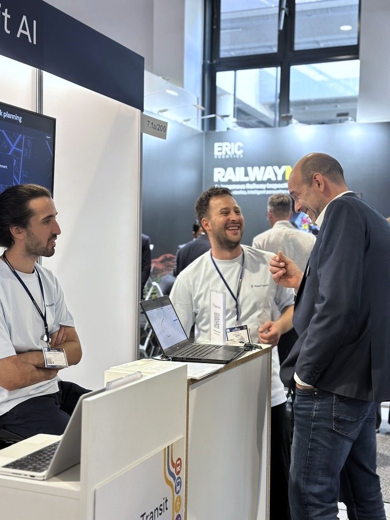 Mitglieder des FlowTransit-Teams im Gespräch mit einem Besucher am Standtresen