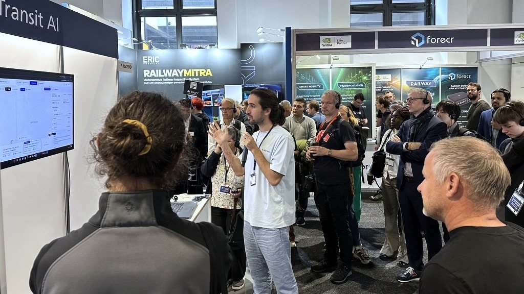 Ein Mitglied des FlowTransit-Teams stellt einer Gruppe der AI Tours mit Headsets auf der InnoTrans 2026 die Planungssoftware vor